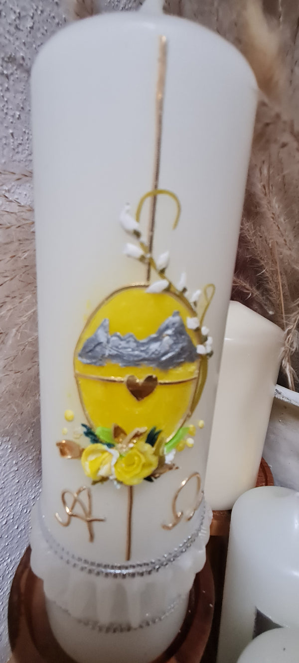 Osterkerze in gelbtönen mit herausgearbeiteten Rand.