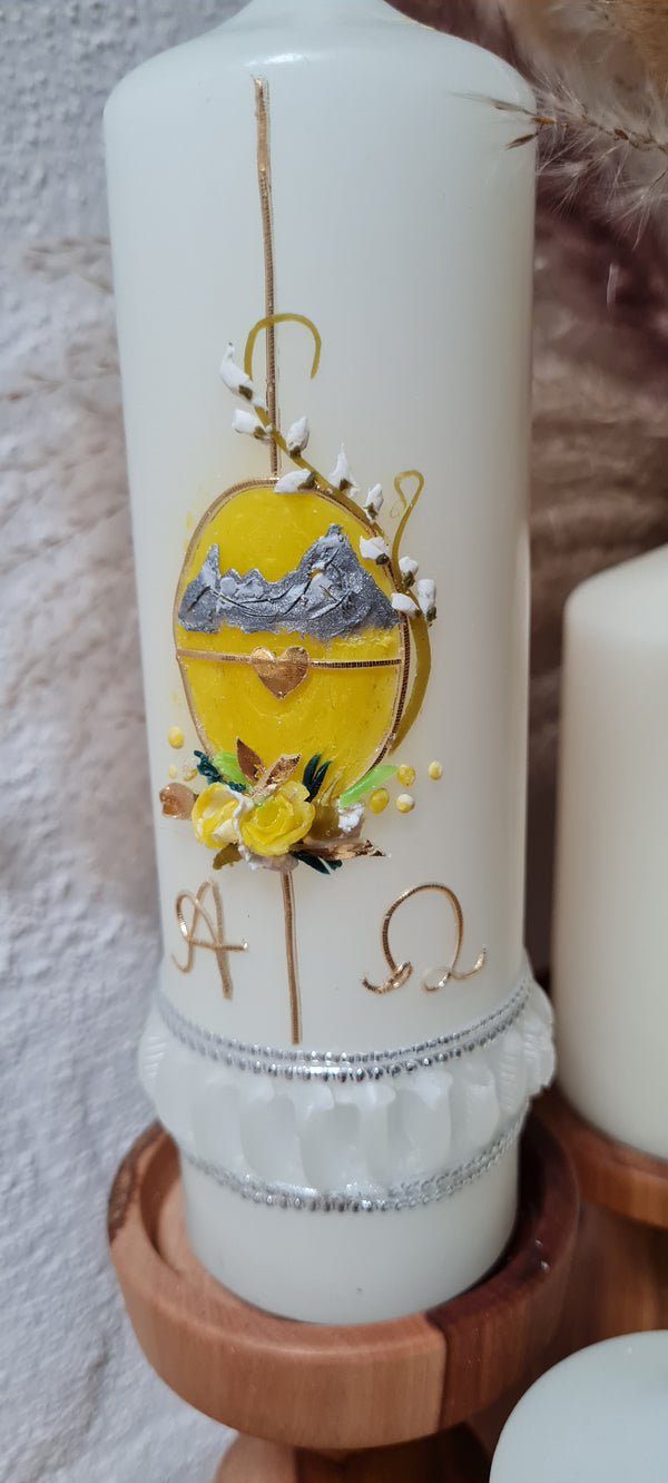 Osterkerze in gelbtönen mit herausgearbeiteten Rand.