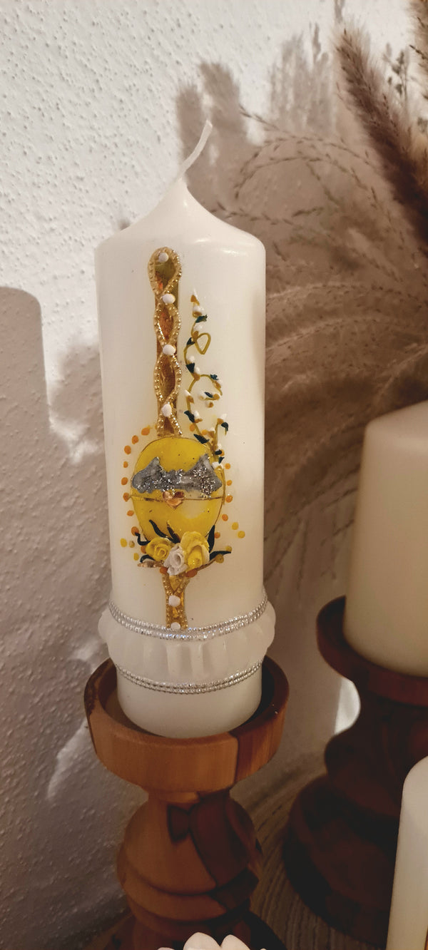 Frühlingskerze in gelb mit herausgearbeiteten Rand.