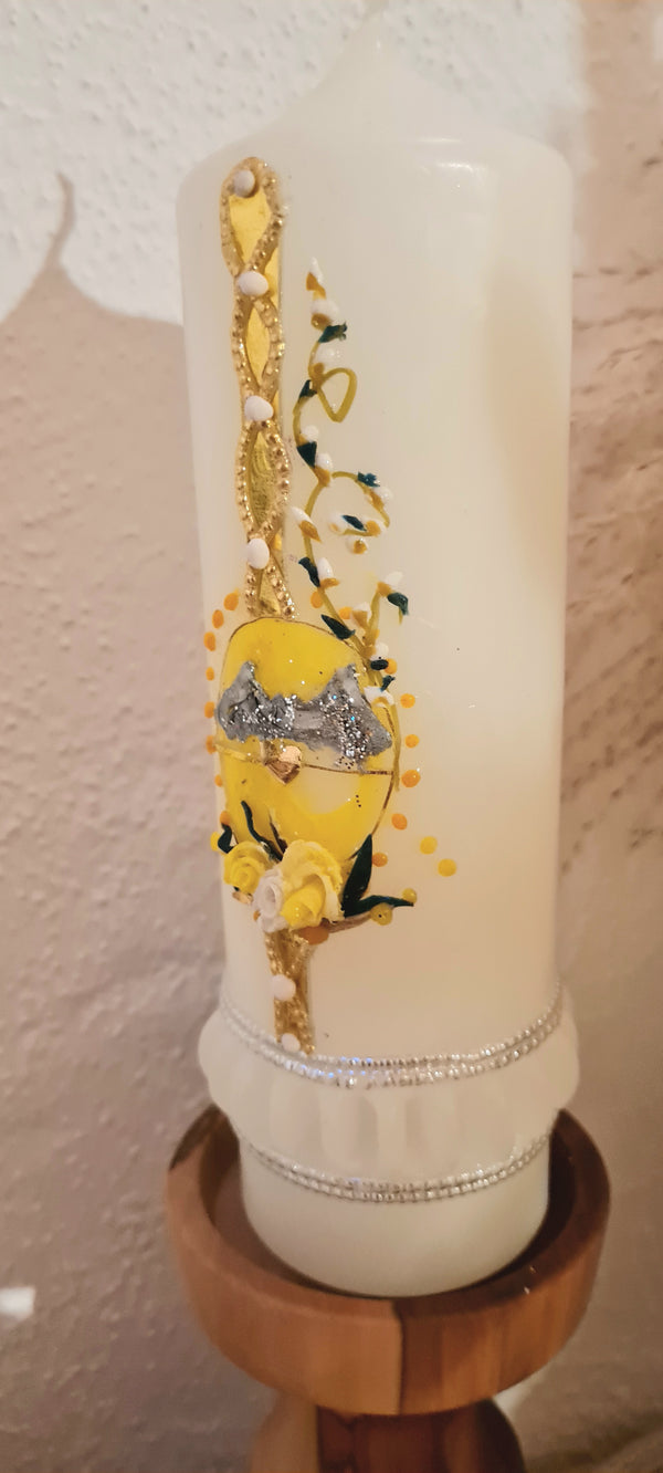 Frühlingskerze in gelb mit herausgearbeiteten Rand.